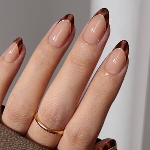 btartbox 𖤓 french press on nails.